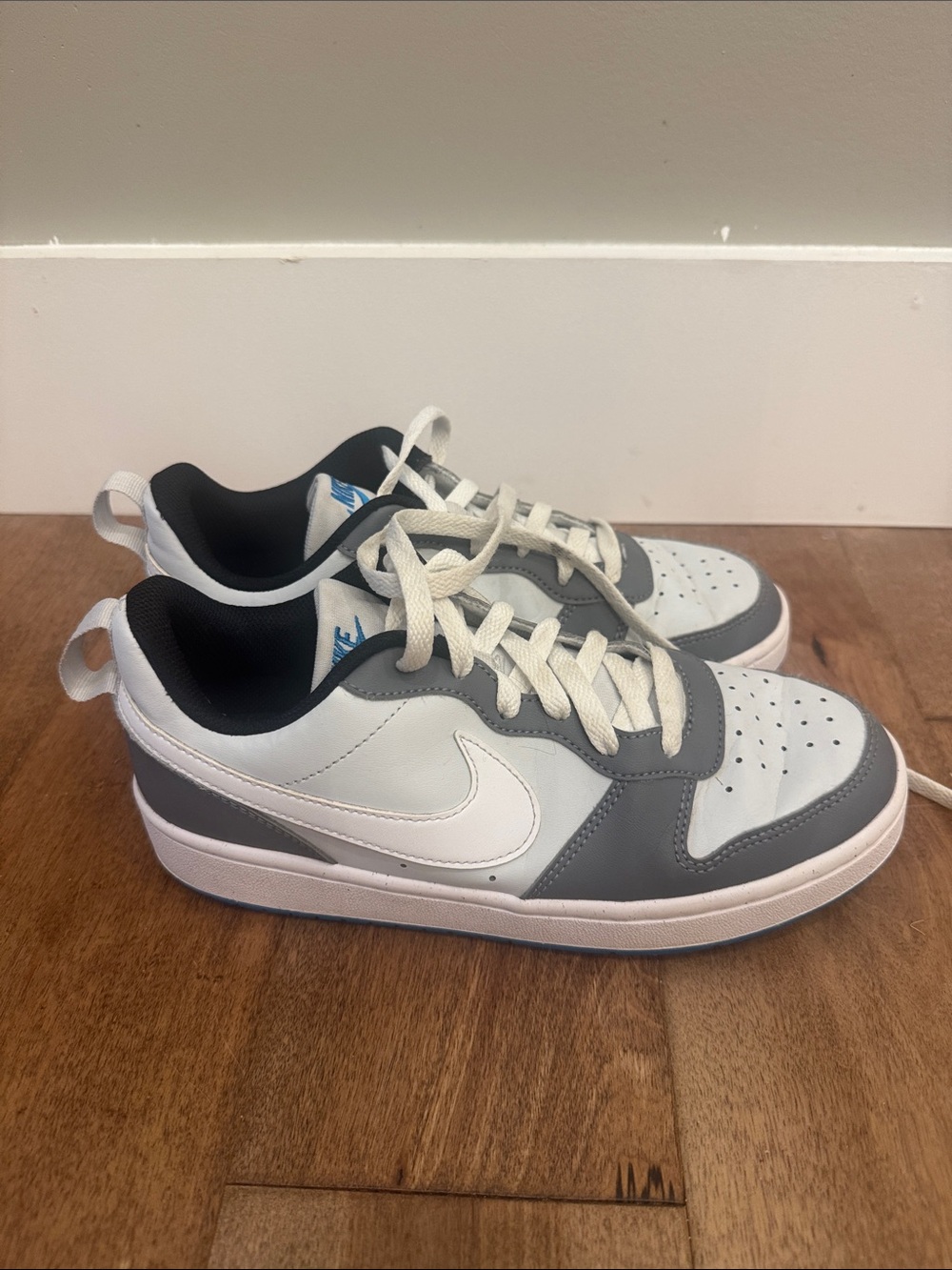 Nike Kids Gray and White Low-Top Sneakers size 6